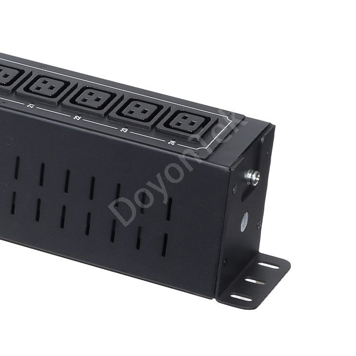 Full view of 160A Switched PDU with 24-Port C19 connectors